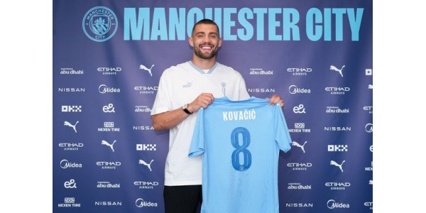 Mateo Kovačić luce la camiseta número 8 del Manchester City